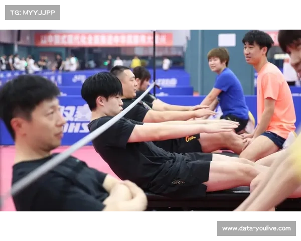 全运会乒乓球赛场氛围热烈，观众掌声与喝彩声不断