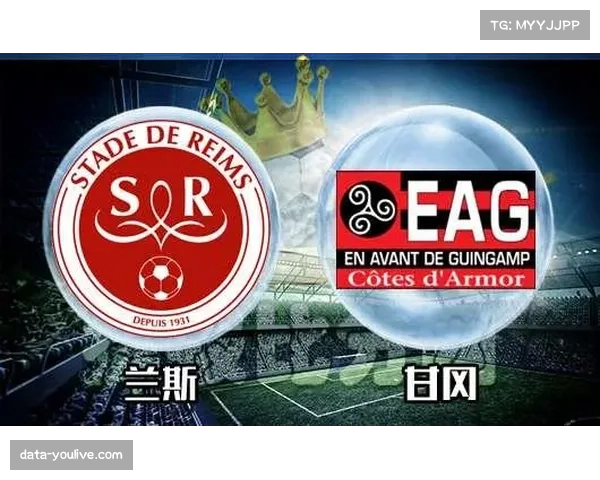 通讯：兰斯更衣室赛后，主帅与队员长时间复盘比赛录像