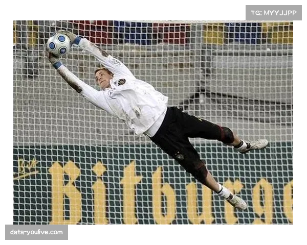 诺伊尔神扑救主,比赛中多次冲出禁区完成关键解围